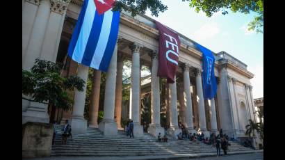 Jóvenes cubanos en la UH