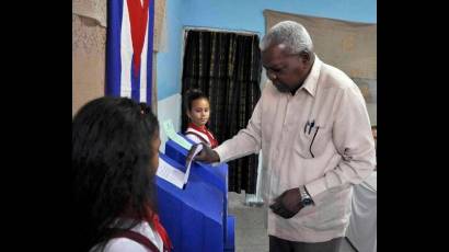 Esteban Lazo ejerce su voto por Cuba y su proceso revolucionario