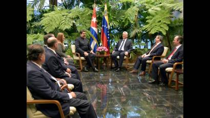 Recibe Presidente cubano Miguel Díaz Canel a presidente venezolano Nicolás Maduro.