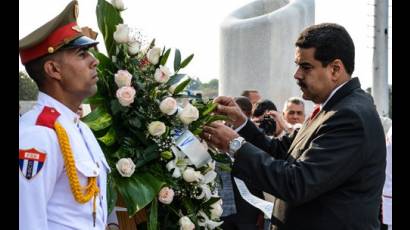 Maduro homenajeó al Apóstol