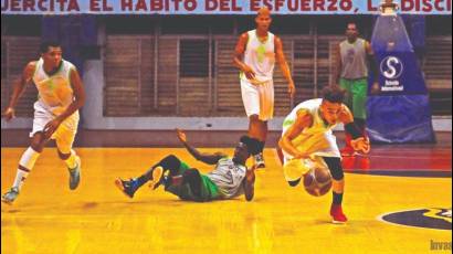 Yasser Rodríguez (con el balón) es una de las figuras que debe tener protagonismo ofensivo en la final ante Villa Clara.