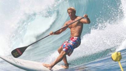 Laird Hamilton salvó a 15 niñas bajo el diluvio.