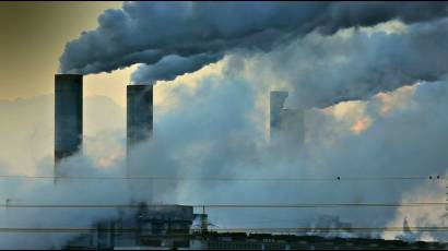 Contaminación atmosférica es la presencia en el aire de materias o formas de energía que implican riesgo, daño o molestia grave para las personas y bienes de cualquier naturaleza