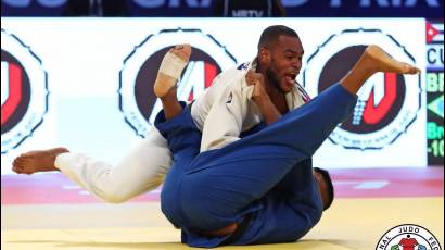 El matancero Andy Granda (judogis de blanco) compite en más de 100 kilos.
