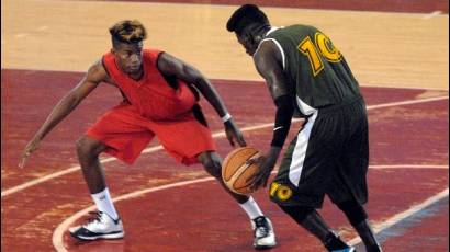 El pinareño Yosiel Monterrey (con el balón) es uno de los refuerzos de Santiago de Cuba.