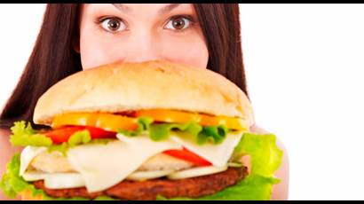A las mujeres que consumen frecuentemente la llamada «comida chatarra» se les dificulta quedar embarazadas