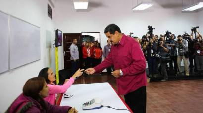 El presidente Nicolás Maduro ejerce su derecho al voto