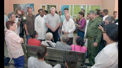 El presidente Miguel Díaz-Canel Bermúdez, junto al segundo secretario del Partido Comunista, José Ramón Machado Ventura, y autoridades del Partido y el gobierno de La Habana.