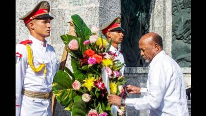 Vicepresidente namibio rindió tributo a internacionalistas cubanos.
