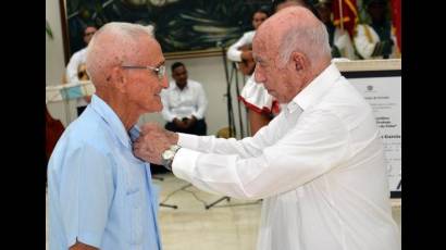 Machado Ventura condecora a campesinos cubanos.jpg