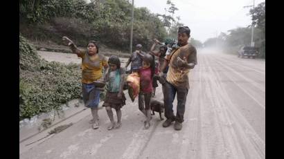 Lugareños damnificados debido a la erupción del volcán de Fuego