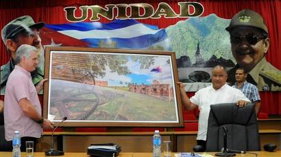 Las autoridades de la provincia obsequiaron a Díaz-Canel un hermoso cuadro que refleja al Museo Parque Nacional La Demajagua, sitio fundacional de la nación.