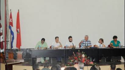 Miguel Díaz-Canel Bermúdez comparte con los jóvenes