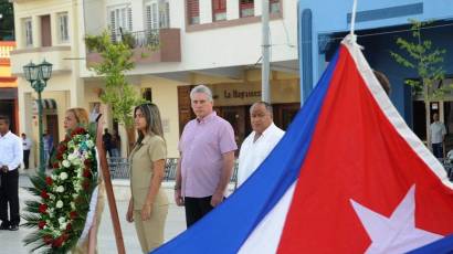 La izada de la enseña nacional marcó el comienzo de otra jornada histórica.