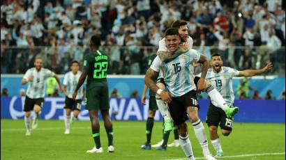 Messi y Rojo celebran el gol