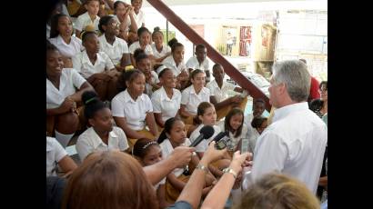 En la escuela secundaria Armando García Aspuru, situada en el Consejo Popular Chicharrones, el presidente cubano intercambio con los estudiantes