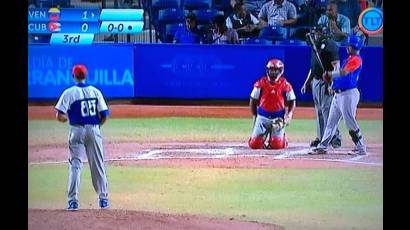 La selección venezolana de beisbol consiguió este martes su segunda victoria tras derrotar a Cuba 2 carreras por 1 en su cuarta aparición en los Juegos Centroamericanos