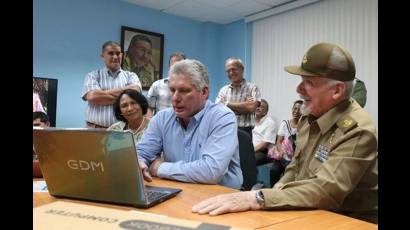 Presidente cubano Miguel Díaz-Canel evalúa la marcha del programa de informatización