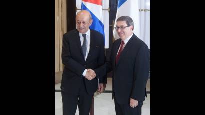 Canciller cubano Bruno Rodríguez Parrilla y el ministro para Europa y Asuntos Exteriores de Francia, Jean-Yves Le Drian