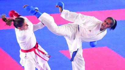 Cirelys Martínez (a la derecha en la foto) aportó el primer oro a Cuba en karate.