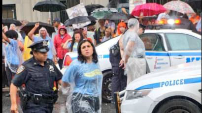 Ocho personas fueron arrestadas durante una protesta realizada en la residencia en Manhattan del director ejecutivo de la multinacional de la banca de inversión