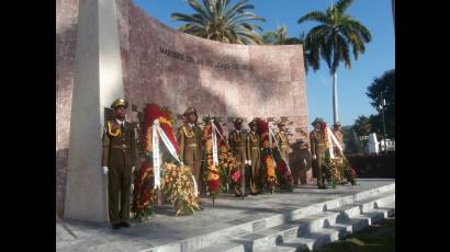 Ofrendas florales de Rául, Díaz-Canel, los Consejos de Estado y de Ministros y del pueblo de Cuba fueron depositadas ante el Retablo a los Mártires del 26 de Julio y los Caídos en la Insurgencia