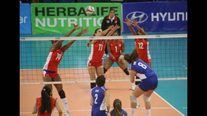 Cubanas volean sonrientes en Copa Panamericana de Lima