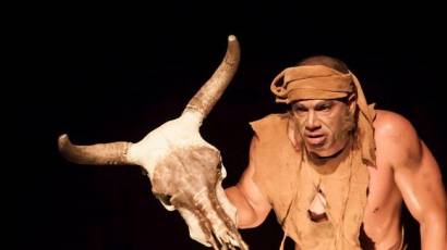 En Huellas de Caín se le rinde homenaje al actor Miguel Fonseca.