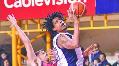 Javier Justiz vivirá su primera experiencia en el baloncesto profesional europeo.