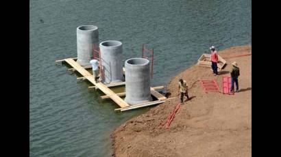 Prosiguen labores para restaurar puente sobre el río Zaza