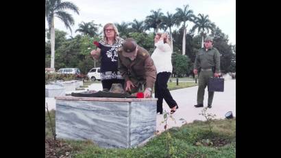 El Comandante de la Revolución, Ramiro Valdés honró a los mártires del Frente Norte de Las Villas.jpg