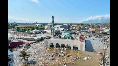 Autoridades en Indonesia confirmaron este lunes que más de un millar de personas murieron por el poderoso terremoto