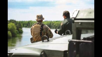 Tropas patrullando el Río Grande