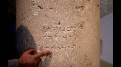 Piedra que lleva una inscripción de 2.000 años de antigüedad en la que se lee en hebreo «Jerusalén»