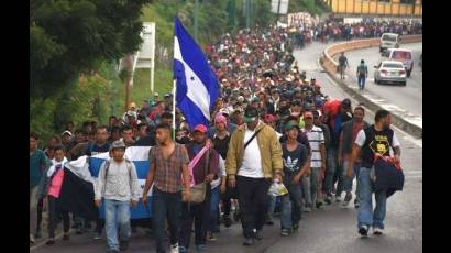 En medio de un despliegue policial, cientos de integrantes de la caravana de migrantes viajan rumbo a EE.UU.