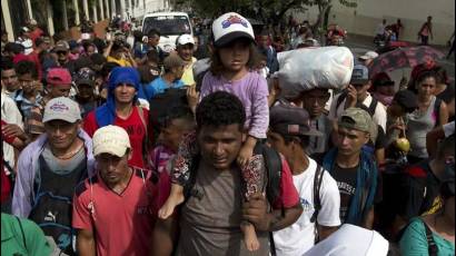 Migrantes hondureños marchan hacia Estados Unidos