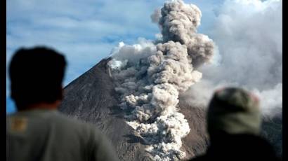 Erupción un volcán en Indonesia
