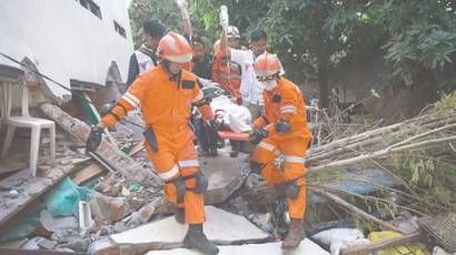 Rescate de un sobreviviente en Palu.