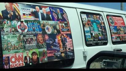 El detenido vive en este van y las gráficas que lo adornan dicen de su predilección por Trump.