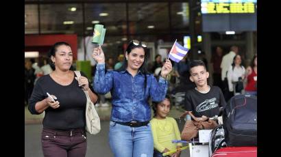 Con sus batas blancas y portando banderas de los dos países llegaron los médicos cubanos.