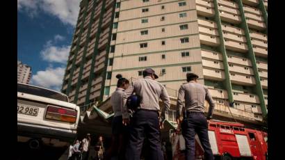 Bomberos controlan pequeño incendio en pisos altos del edificio Focsa