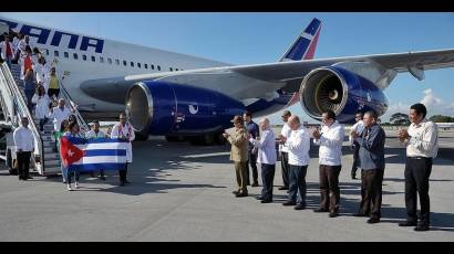 El Primer Secretario del Comité Central del Partido Comunista de Cuba, General de Ejército Raúl Castro Ruz, abrazó a los 201 colaboradores que regresaron a Cuba