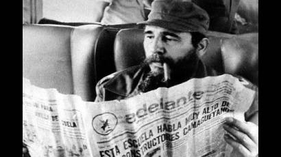 Fidel leyendo el periódico Adelante