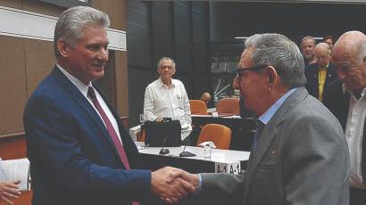 Los parlamentarios cubanos, en presencia del General de Ejército, Raúl Castro Ruz, Primer Secretario