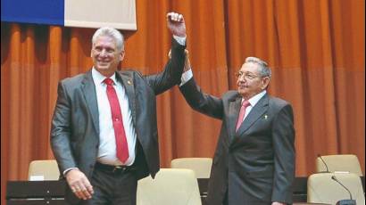 Durante la Sesión Constitutiva de la 9na. Legislatura de la Asamblea Nacional del Poder Popular, el 18 de abril de 2018, Raúl levantó el brazo a Díaz-Canel, en hermoso gesto de continuidad.