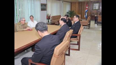 El General de Ejército Raúl Castro Ruz, recibió este martes al compañero Kim Yong Nam