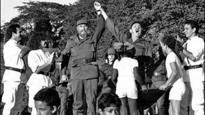 Fidel y Raúl en Cinco Palmas, durante la celebración del aniversario 30 del histórico reencuentro de los combatientes con su jefe