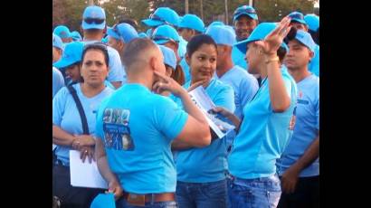 Jóvenes trabajadores de la empresa eléctrica en Isla de la Juventud
