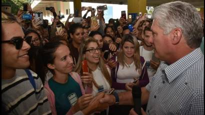 Presidente cubano en su encuentro con jóvenes estudiantes cienfuegueros