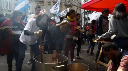 Organizaciones sociales preparan una olla popular en Plaza de Mayo